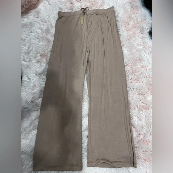 Skims Intimates & Sleepwear - Picture 1 of 4